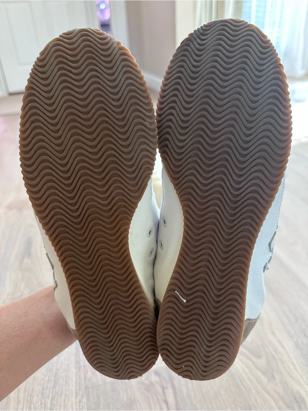 Tory Burch Women's White and Taupe Suede-Trim Fashion Sneaker Size 9
